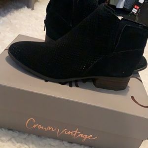 Never worn, black Crown Vintage boots